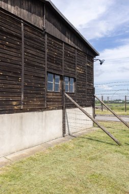 Majdanek; Lublin; Polonya - 24 Mayıs 2022: Majdanek toplama ve imha kampı (Konzentrationslager Lublin), mahkumlar ve dikenli teller için ahşap baraka manzarası. SS tarafından inşa edilmiş bir Nazi kampıydı. 