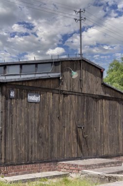 Majdanek; Lublin; Polonya - 24 Mayıs 2022: Majdanek toplama ve imha kampı (Konzentrationslager Lublin), mahkumlar için ahşap kışla manzaralı. SS tarafından inşa edilmiş bir Nazi kampıydı. 