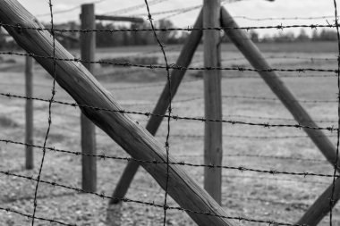 Majdanek; Lublin; Polonya - 24 Mayıs 2022: Majdanek toplama ve imha kampı (Konzentrationslager Lublin), dikenli tel örgü manzarası. SS tarafından inşa edilmiş bir Nazi kampıydı. 