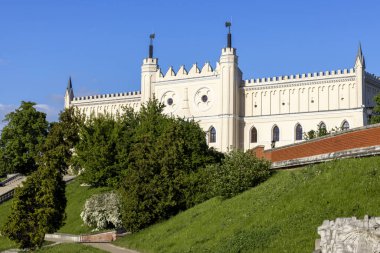 Lublin, Polonya - 23 Mayıs 2022: Lublin Kalesi, binanın neo-gotik bölümünün ana giriş kapısı ile ön cephe. Polonya 'nın en eski korunmuş kraliyet konutlarından biridir.