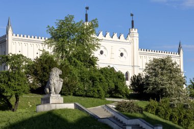 Lublin, Polonya - 23 Mayıs 2022: Lublin Şatosu, neo-gotik cephe ve taş aslan heykeli. Lviv 'deki Savunma Mezarlığı' ndaki kalıba göre bir aslan figürü yeniden yaratıldı.