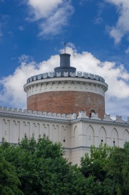 Lublin, Polonya - 23 Mayıs 2022: Lublin Kalesi, binanın neo-gotik bölümünün ön cephesi ve güçlendirilmiş kule. Kale, Polonya 'daki en eski korunmuş kraliyet konutlarından biridir.