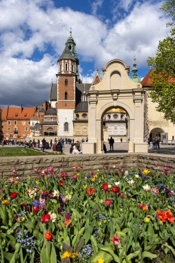 Krakow, Polonya - 3 Nisan 2024: Wawel Kalesi ve Wawel Katedrali, Polonya krallarının mekanı. 