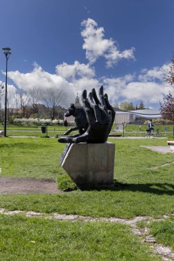 Krakow, Polonya - 3 Nisan 2024: Dzok Anıtı 2001 yılında Bronislaw Chromy tarafından oluşturuldu. Heykel, köpek sadakatinin sembolüdür. Köpek, Roundabout Grunwaldzki 'deki sahibini bir yıl bekledi.