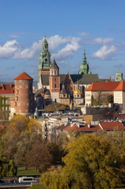 Krakow, Polonya - 21 Ekim 2019: Wawel Katedrali, Vistula Nehri ve Grunwald Köprüsü ile Wawel Kraliyet Kalesi 'nin havadan görünüşü