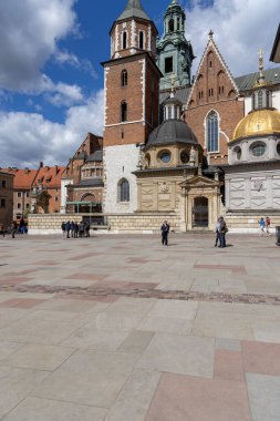 Krakow, Polonya - 3 Nisan 2024: Wawel Kalesi ve Wawel Katedrali, Polonya krallarının taç giyme töreni yerleri. Güneşli bir bahar gününde dış avlu manzarası