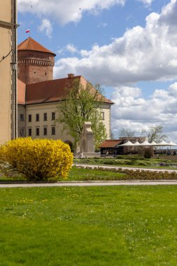 Krakow, Polonya - 3 Nisan 2024: Wawel Kalesi Senatörler Kulesi, Polonya krallarının merkezi. Güneşli bir bahar gününde dış avlu manzarası