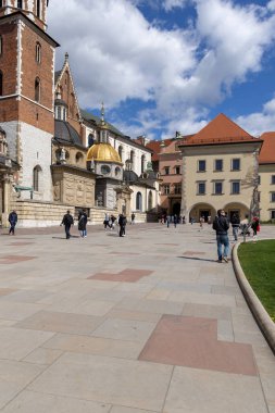 Krakow, Polonya - 3 Nisan 2024: Wawel Kalesi ve Wawel Katedrali, Polonya krallarının mekanı. Güneşli bir bahar gününde dış avlu manzarası