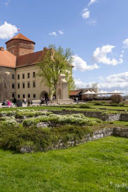 Krakow, Polonya - 3 Nisan 2024: Wawel Kalesi Senatörler Kulesi, Polonya krallarının merkezi. Güneşli bir bahar gününde dış avlu manzarası