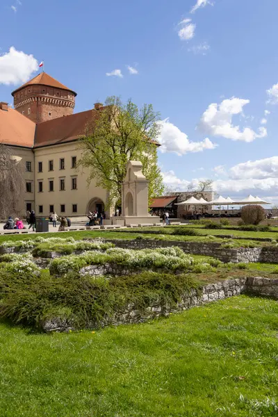 Krakow, Polonya - 3 Nisan 2024: Wawel Kalesi Senatörler Kulesi, Polonya krallarının merkezi. Güneşli bir bahar gününde dış avlu manzarası