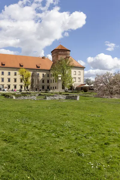 Krakow, Polonya - 3 Nisan 2024: Wawel Kalesi Senatörler Kulesi, Polonya krallarının merkezi. Güneşli bir bahar gününde dış avlu manzarası
