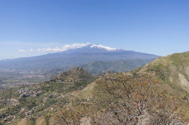 Castelmola, Sicilya, İtalya - 28 Nisan 2023: Mola Kalesi 'nden İyon Denizi Körfezi' nin çevresindeki havadan görünüşü. Etna Dağı volkanı bir durumda