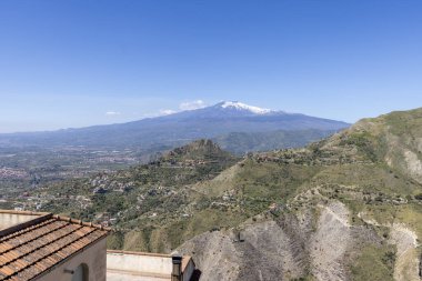 Castelmola, Sicilya, İtalya - 28 Nisan 2023: Mola Kalesi 'nden İyon Denizi Körfezi' nin çevresindeki havadan görünüşü. Etna Dağı volkanı bir durumda