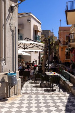 Castelmola, Sicilya, İtalya - 28 Nisan 2023: Castelmola Katedrali 'nin önündeki meydan, Bari Aziz Niklas Kilisesi' ne adanmıştır. Açık hava restoranları ve hediyelik eşya dükkanları olan popüler bir yerdir.