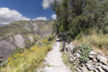 Taormina ve Castelmola arasındaki dağlarda, Sicilya 'nın Monte Tauro yamacında (Sentiero dei Saraceni), İtalya