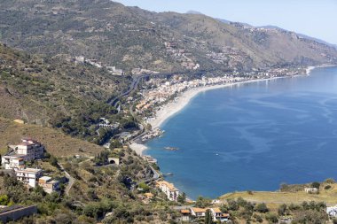 Taormina, Sicilya, İtalya - 28 Nisan 2023: Mazzeo 'daki İyon Denizi kıyısındaki antik Taormina Tiyatrosu' nun (Teatro antico di Taormina) terasından resim gibi hava manzarası