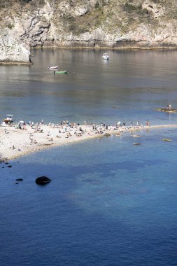 Taormina, Sicilya, İtalya - 28 Nisan 2023: İyon Denizi 'ndeki küçük kayalık ada Isola Bella' nın güzel manzarası. İyon Denizi 'nin İncisi olarak da bilinir.