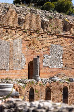 Taormina, Sicilya, İtalya - 28 Nisan 2023: Eski Taormina Tiyatrosu (Teatro antico di Taormina), Helenistik çağda inşa edilmiş antik Yunan tiyatrosunun kalıntıları.
