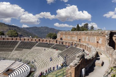 Taormina, Sicilya, İtalya - 28 Nisan 2023: Eski Taormina Tiyatrosu (Teatro antico di Taormina), Helenistik çağda inşa edilmiş antik Yunan tiyatrosunun kalıntıları.