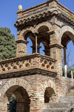 Taormina, Sicilya, İtalya - 28 Nisan 2023: Alışılmadık 19. yüzyıl Palazzo Acrosso-Papale, Giardino Pubblico 'daki Floransa Trevelyan' ın en büyük ahmaklığı, büyük belediye parkı