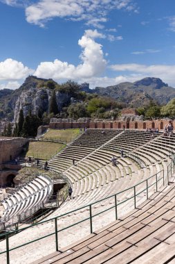 Taormina, Sicilya, İtalya - 28 Nisan 2023: Eski Taormina Tiyatrosu (Teatro antico di Taormina), Helenistik çağda inşa edilmiş antik Yunan tiyatrosunun kalıntıları.