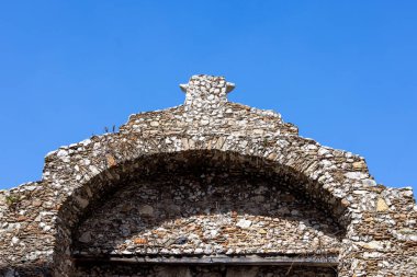 Taormina, Sicilya, İtalya - 28 Nisan 2023: Porta Messina, Corso Umberto caddesi boyunca şehir merkezine açılan kapı, eski savunma duvarlarının bir parçası.