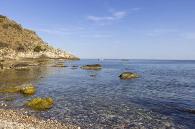 İyon Denizi 'ndeki küçük kayalık ada, Taormina, Sicilya, İtalya' daki güzel Isola Bella manzarası. İyon Denizi 'nin İncisi olarak da bilinir.