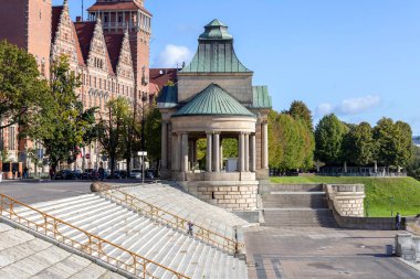 Szczecin, Polonya - 16 Eylül 2022: Chrobry Embankment, (Hakena Terrace), Odra Nehri boyunca teras. Szczecin Voyvoda Ofisi ve Kuzey Rotunda