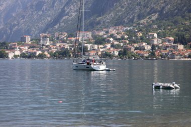 Kotor, Karadağ - 26 Haziran 2023: Kotor Limanı 'nda demirli tekneler. Adriyatik Denizi kıyısında yer alır ve yüksek dağlarla çevrilidir.