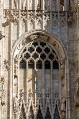 Milan, İtalya - 28 Eylül 2018: Milan Katedrali (Duomo di Milano), gotik kilise, cephe detayları. İtalya 'nın en büyük ve dünyanın en büyük üçüncü kilisesidir.