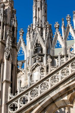Milan, İtalya - 28 Eylül 2018: Milan Katedrali (Duomo di Milano), gotik kilise, cephe detayları. İtalya 'nın en büyük ve dünyanın en büyük üçüncü kilisesidir.