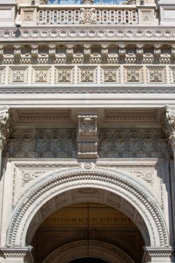 Milan, İtalya - 28 Eylül 2018: Galleria Vittorio Emanuele II 'nin cephesi, lüks bir alışveriş merkezi, şehrin büyük simgesi. Mimar Giuseppe Mengoni tarafından 19. yüzyılda tasarlanmıştır.