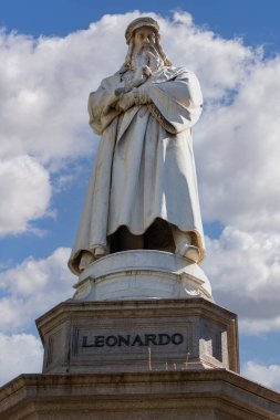 Milan, İtalya - 28 Eylül 2018: Leonardo da Vinci Anıtı, Scala Meydanı 'nda (Piazza della Scala) bulunmaktadır. Üste öğrencilerinin figürleri var..