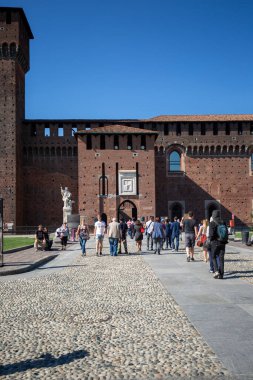 Milan, İtalya - 28 Eylül 2018: 15. yüzyıl Sforza Şatosu (Castello Sforzesco), Giovia Kapısı (Porta Giovia) önündeki insanlar, kale meydanında (Piazza Castello))