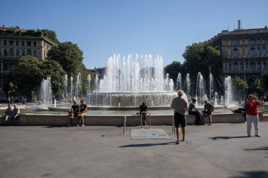 Milan, İtalya - 28 Eylül 2018: Sforza Kalesi 'nin önündeki çeşmeler (Castello Sforzesco), Fontana di Piazza Castello. Meydanda yürüyen insanlar