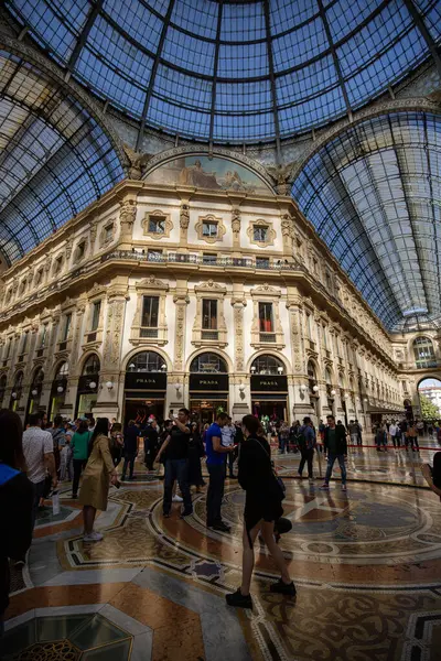 Milan, İtalya - 28 Eylül 2018: Galleria Vittorio Emanuele II, lüks alışveriş merkezi, şehrin büyük simgesi. Mimar Giuseppe Mengoni tarafından 19. yüzyılda tasarlanmıştır.