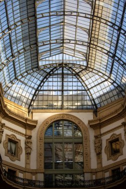 Milan, İtalya - 28 Eylül 2018: Vittorio Emanuele Galerisi, lüks bir alışveriş merkezi, şehrin büyük simgesi. Mimar Giuseppe Mengoni tarafından 19. yüzyılda tasarlanmıştır.