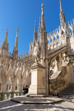 Milan, İtalya - 28 Eylül 2018: Milan Katedrali (Duomo di Milano), gotik kilise, cephe detayları. İtalya 'nın en büyük ve dünyanın en büyük üçüncü kilisesidir.