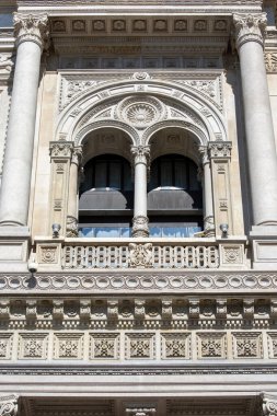 Milan, İtalya - 28 Eylül 2018: Galleria Vittorio Emanuele II 'nin cephesi, lüks bir alışveriş merkezi, şehrin büyük simgesi. Mimar Giuseppe Mengoni tarafından 19. yüzyılda tasarlanmıştır.