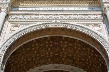 Milan, İtalya - 28 Eylül 2018: Galleria Vittorio Emanuele II 'nin cephesi, lüks bir alışveriş merkezi, şehrin büyük simgesi. Mimar Giuseppe Mengoni tarafından 19. yüzyılda tasarlanmıştır.