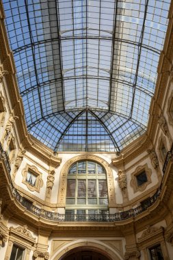 Milan, İtalya - 28 Eylül 2018: Galleria Vittorio Emanuele II, lüks alışveriş merkezi, şehrin büyük simgesi. Mimar Giuseppe Mengoni tarafından 19. yüzyılda tasarlanmıştır.