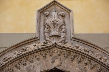 Milan, İtalya - 28 Eylül 2018: 15. yüzyıl Vimercati Sarayı (Palazzo Vimercati Sarayı) cephesinde dekoratif gotik portal)