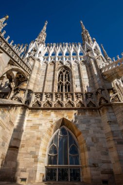Milan, İtalya - 28 Eylül 2018: Milan Katedrali (Duomo di Milano), gotik kilise, cephe detayları. İtalya 'nın en büyük ve dünyanın en büyük üçüncü kilisesidir.