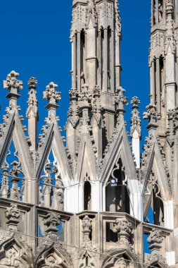 Milan, İtalya - 28 Eylül 2018: Milan Katedrali (Duomo di Milano), gotik kilise, cephe detayları. İtalya 'nın en büyük ve dünyanın en büyük üçüncü kilisesidir.