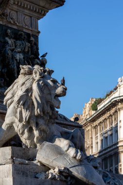 Milan, İtalya - 28 Eylül 2018: Aslan heykeli Vittorio Emanuele II heykelinin tabanında, Katedral Meydanı 'ndaki Milan Katedrali önünde yer almaktadır (Piazza del Duomo Meydanı)