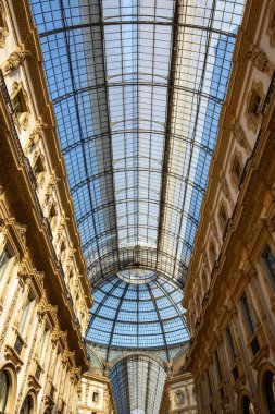 Milan, İtalya - 28 Eylül 2018: Galleria Vittorio Emanuele II, lüks alışveriş merkezi, şehrin büyük simgesi. Mimar Giuseppe Mengoni tarafından 19. yüzyılda tasarlanmıştır.