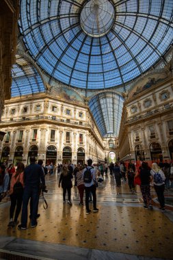 Milan, İtalya - 28 Eylül 2018: Galleria Vittorio Emanuele II, lüks alışveriş merkezi, şehrin büyük simgesi. Mimar Giuseppe Mengoni tarafından 19. yüzyılda tasarlanmıştır.