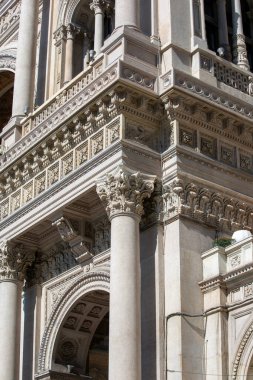 Milan, İtalya - 28 Eylül 2018: Galleria Vittorio Emanuele II 'nin cephesi, lüks bir alışveriş merkezi, şehrin büyük simgesi. Mimar Giuseppe Mengoni tarafından 19. yüzyılda tasarlanmıştır.