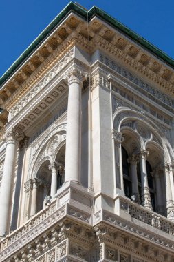 Milan, İtalya - 28 Eylül 2018: Galleria Vittorio Emanuele II 'nin cephesi, lüks bir alışveriş merkezi, şehrin büyük simgesi. Mimar Giuseppe Mengoni tarafından 19. yüzyılda tasarlanmıştır.