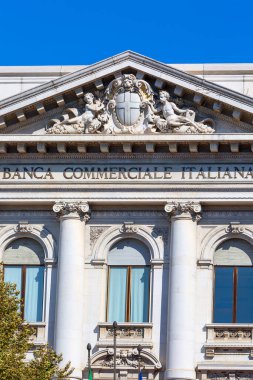 Milan, İtalya - 28 Eylül 2018: Banca Ticaret Sarayı 'nın (Palazzo della Banca Ticari İtalyan Sarayı) dekoratif cephesi, Piazza della Scala